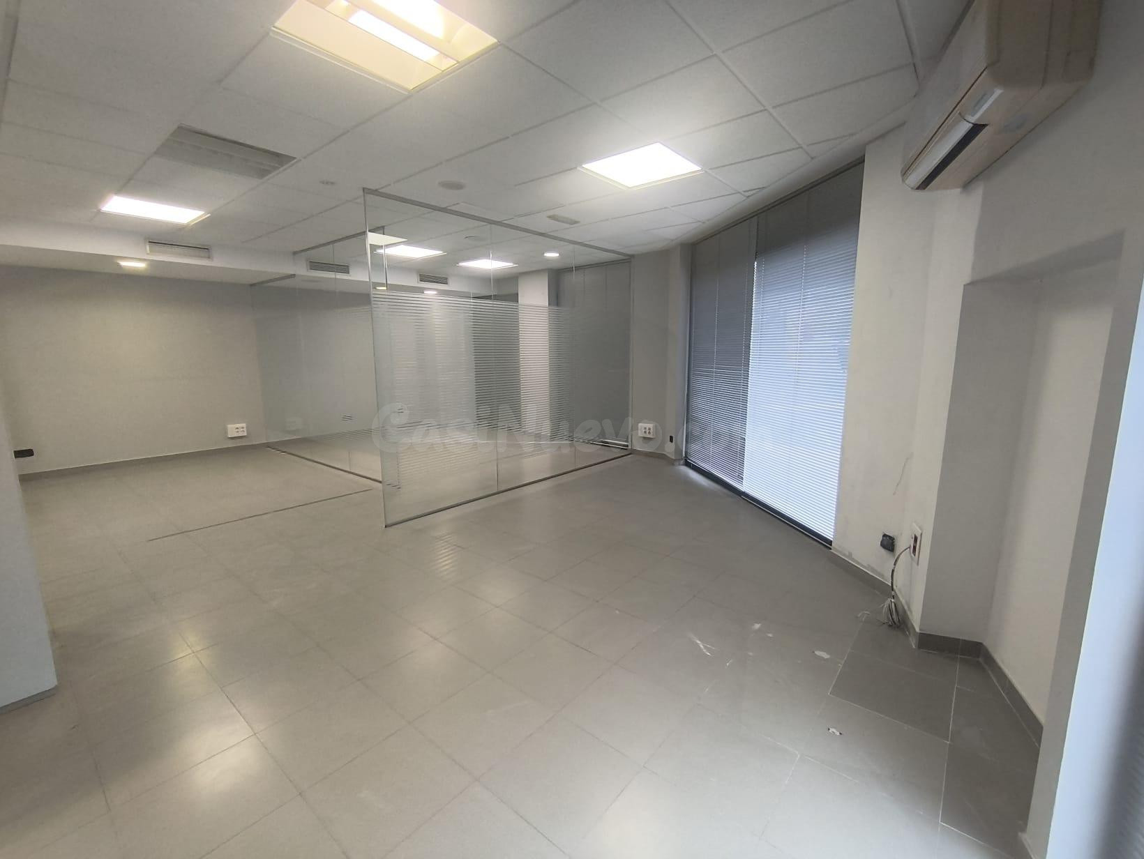Local esquinero en el centro de Castellón de entidad bancaria - foto 4