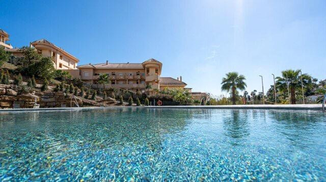 Resort de apartamentos entre Nueva Lucia y Puerto Banus (Mar