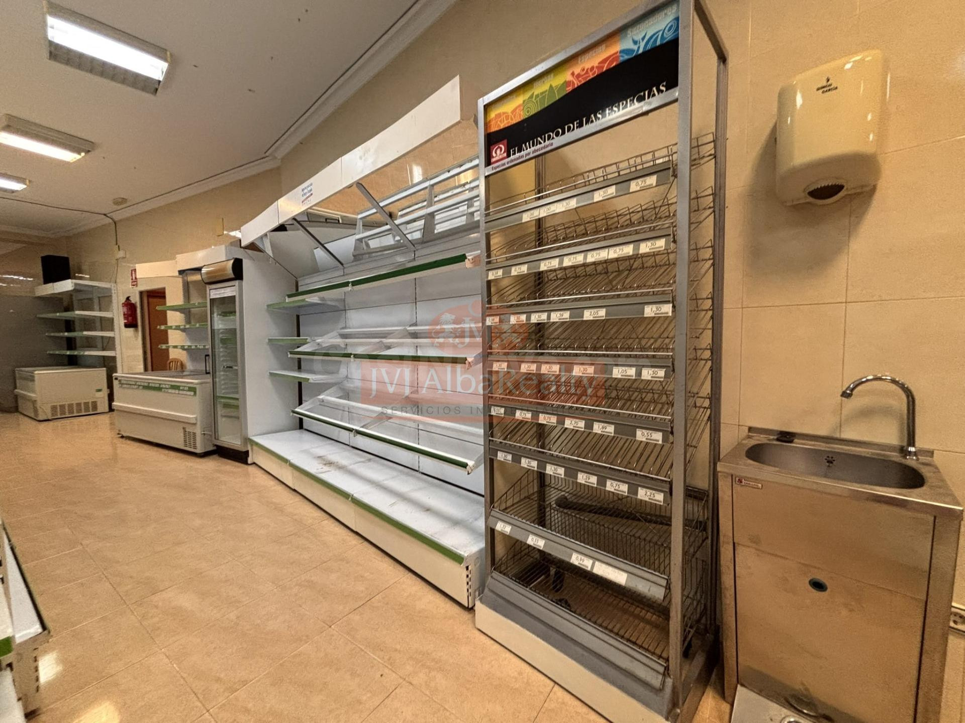 EN VENTA O ALQUILER LOCAL COMERCIAL CON ALMACEN Y COCHERA EN - foto 4