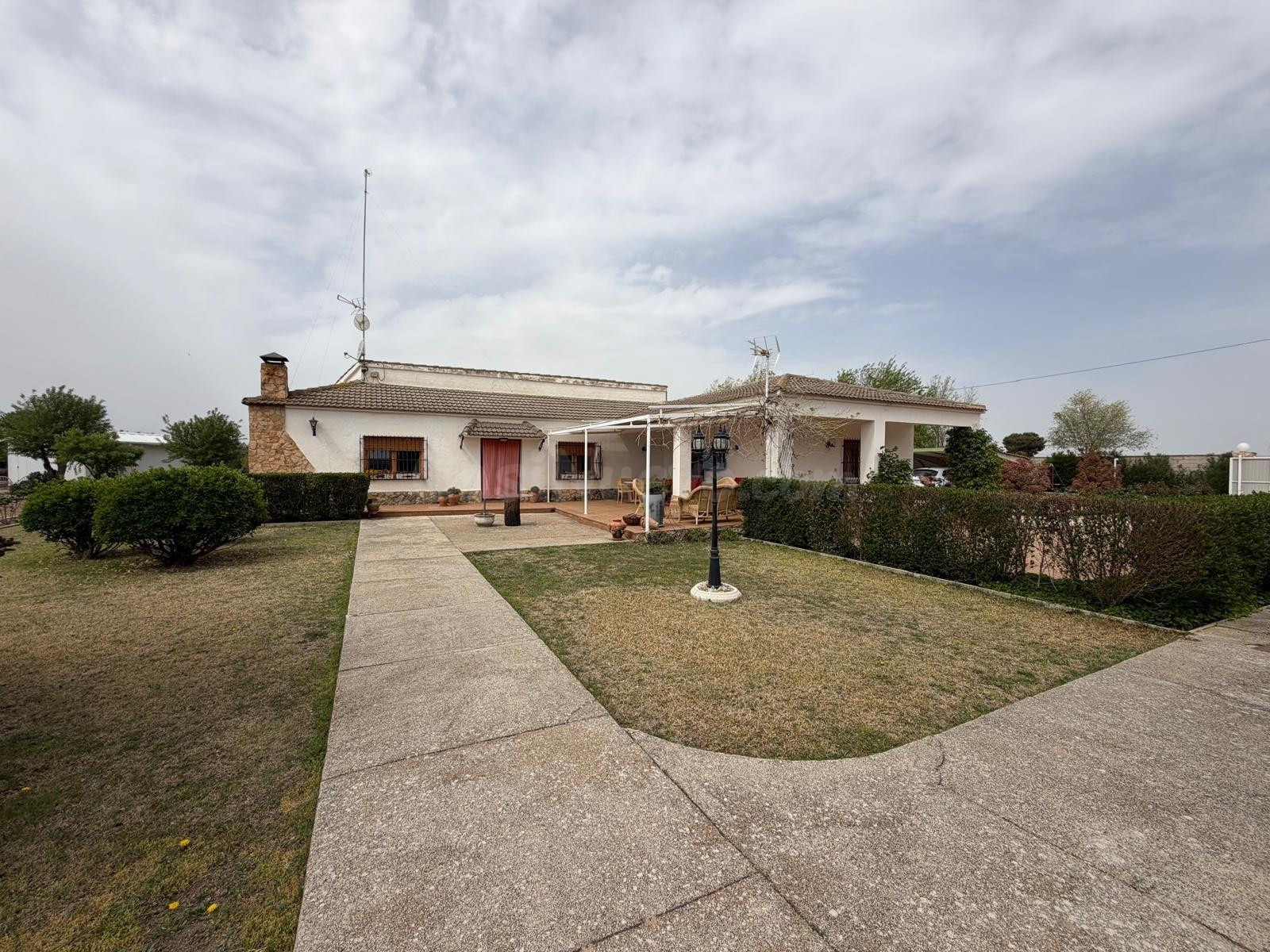 Impresionante Chalet en Albacete con Amplios Espacios y Jardín Frutal