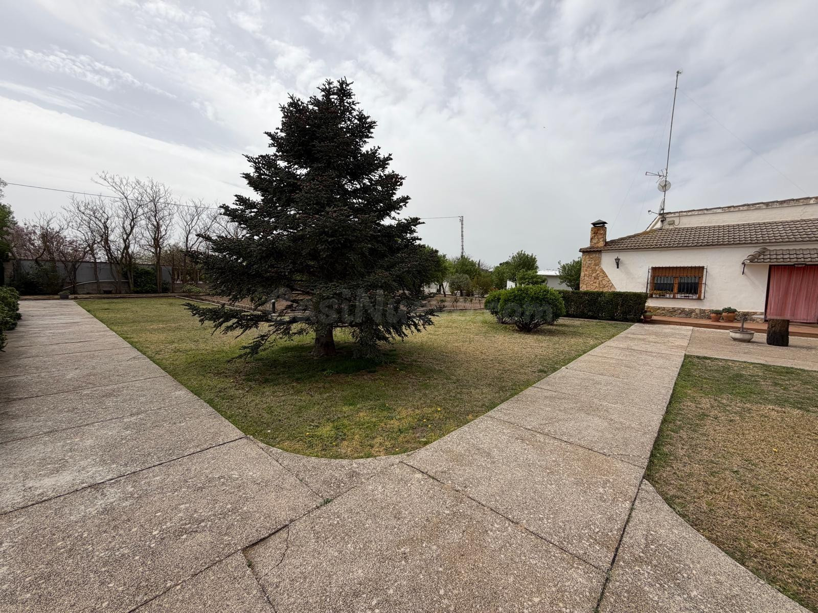 Impresionante Chalet en Albacete con Amplios Espacios y Jard - foto 4