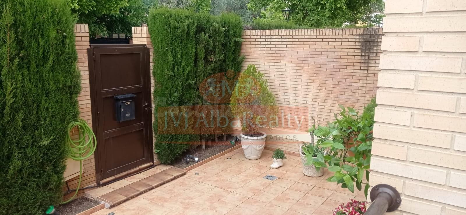 SE VENDE ESPECTACULAR ADOSADO EN ALTO DE LOS MOLINOS.
