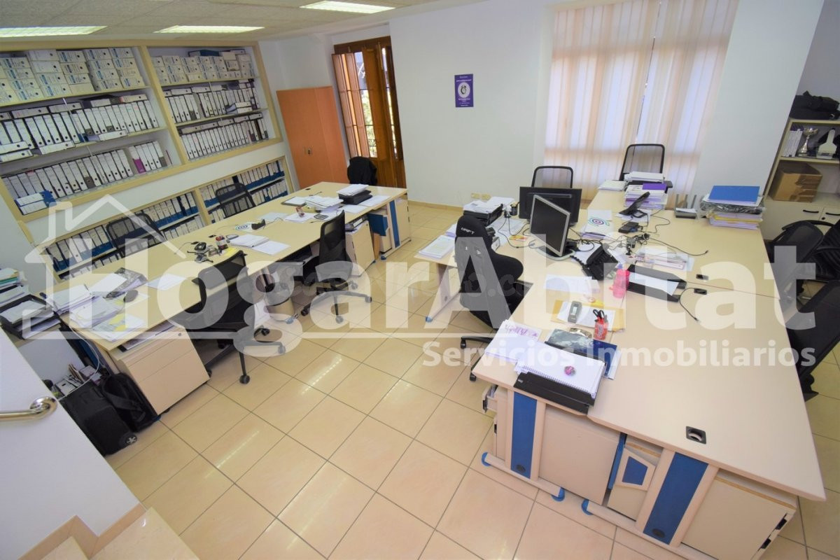 Despacho con varias oficinas en el centro