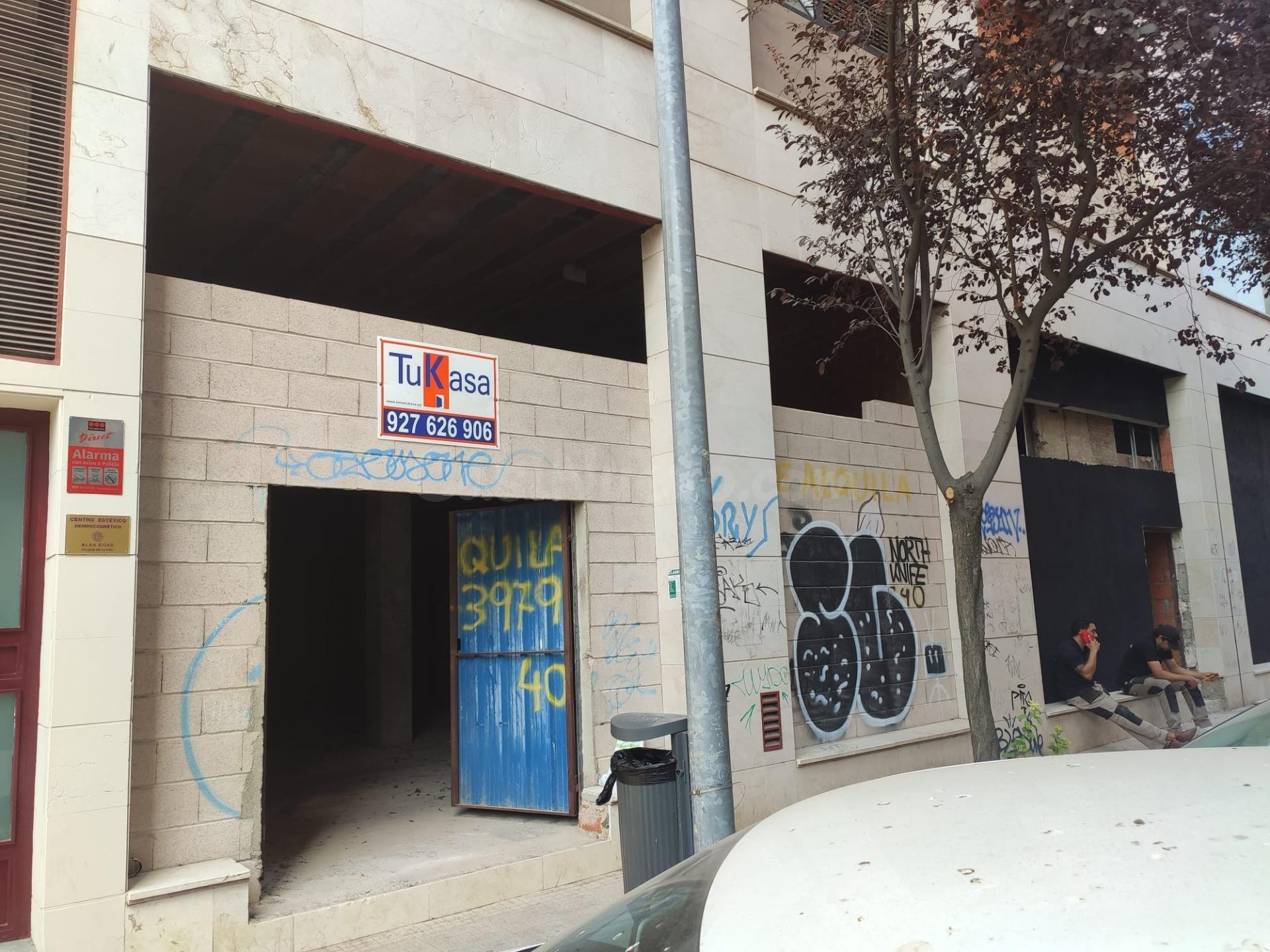 Gran Local comercial en bruto o semiacondicionado!!