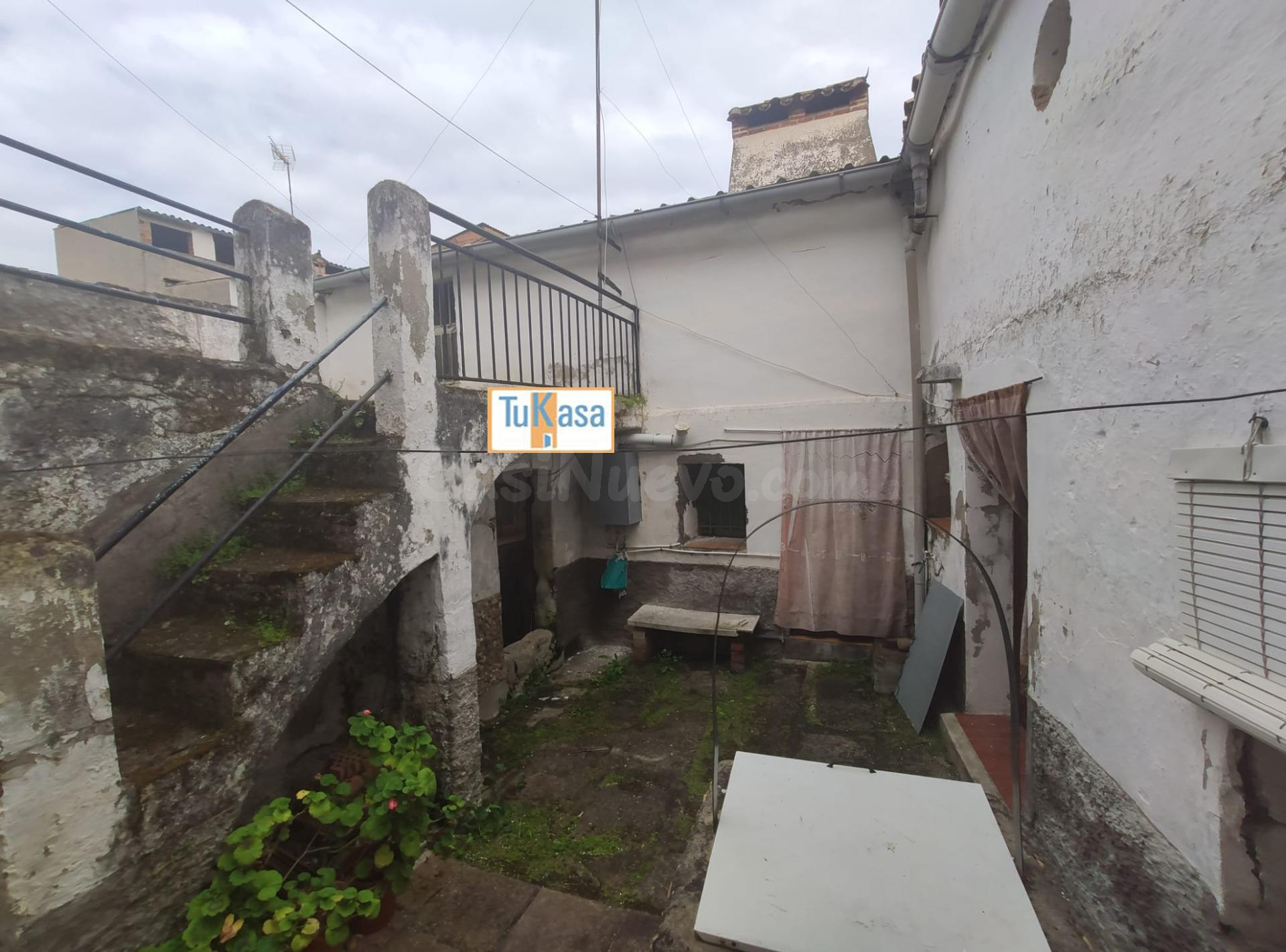 Casa amplia para reformar en Arroyo de la Luz - foto 4