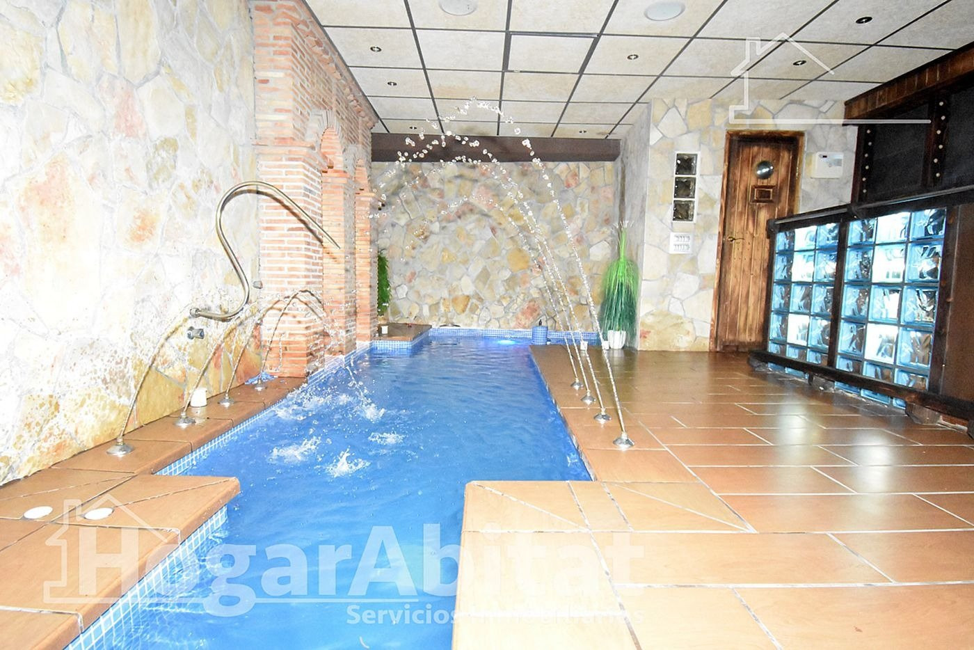 ESPECTACULAR ADOSADO SEMINUEVO DE ENSUEÑO CON PISCINA CLIMATIZADA PRIVADA Y GARAJE