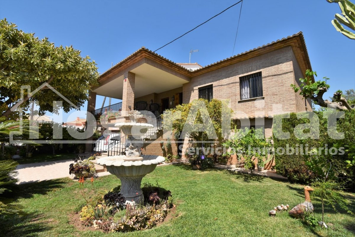 VILLA de 2 alturas con JARDÍN y PISCINA