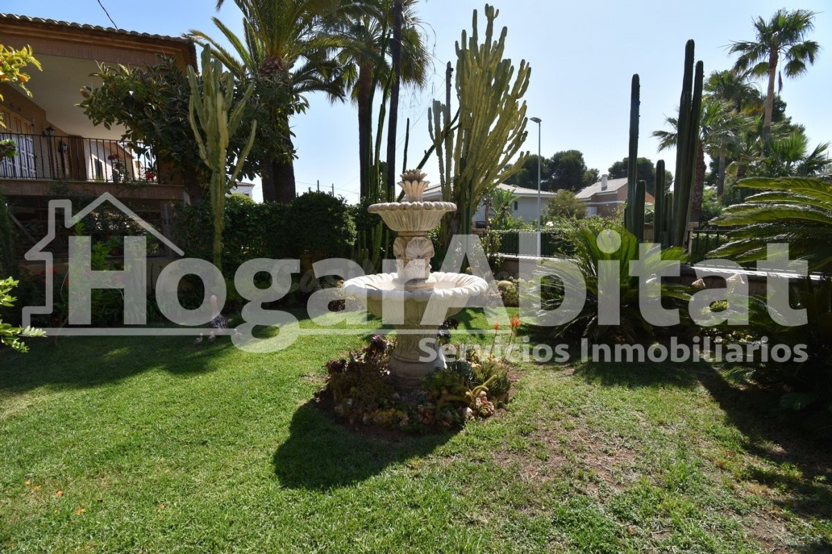 VILLA de 2 alturas con JARDÍN y PISCINA - foto 4