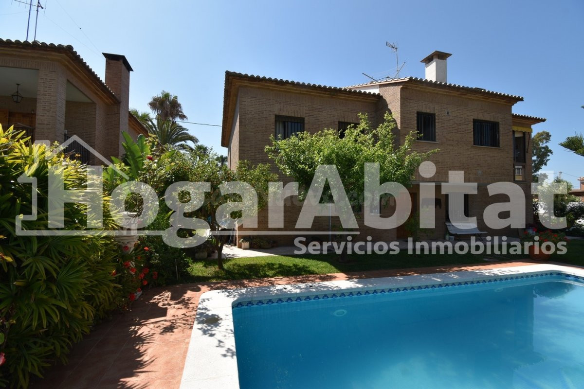 VILLA de 2 alturas con JARDÍN y PISCINA - foto 5