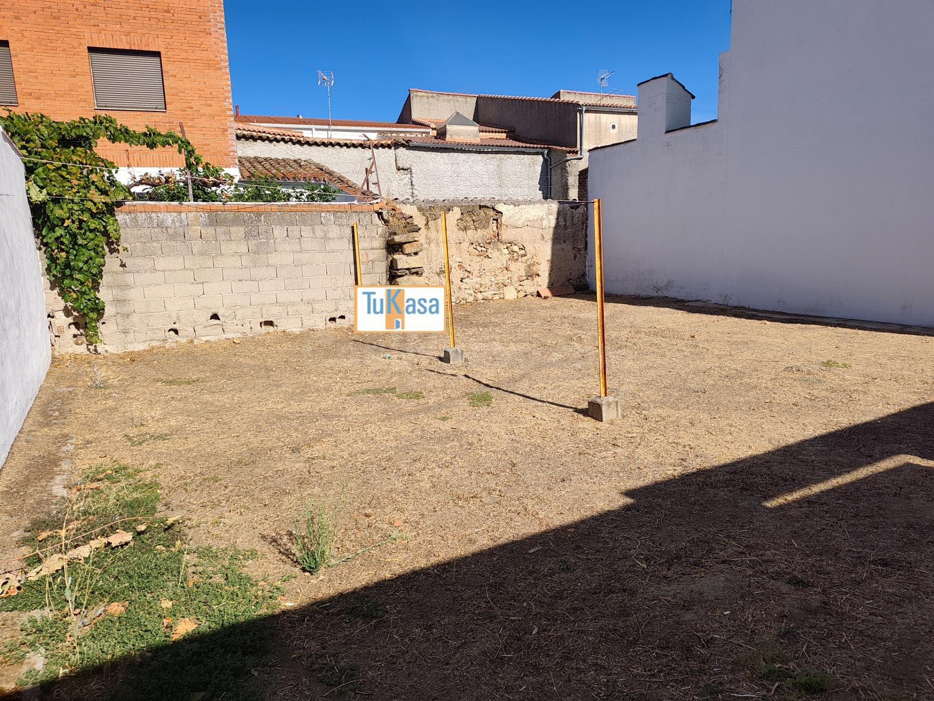 Solar Urbano con 11 metros de fachada y muy cuadrado en Torremocha, Cáceres - foto 2