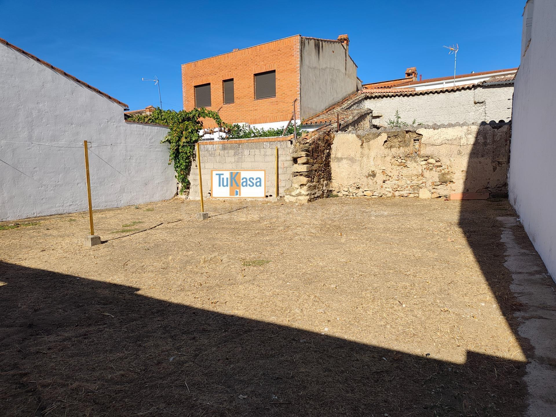 Solar Urbano con 11 metros de fachada y muy cuadrado en Torremocha, Cáceres - foto 3