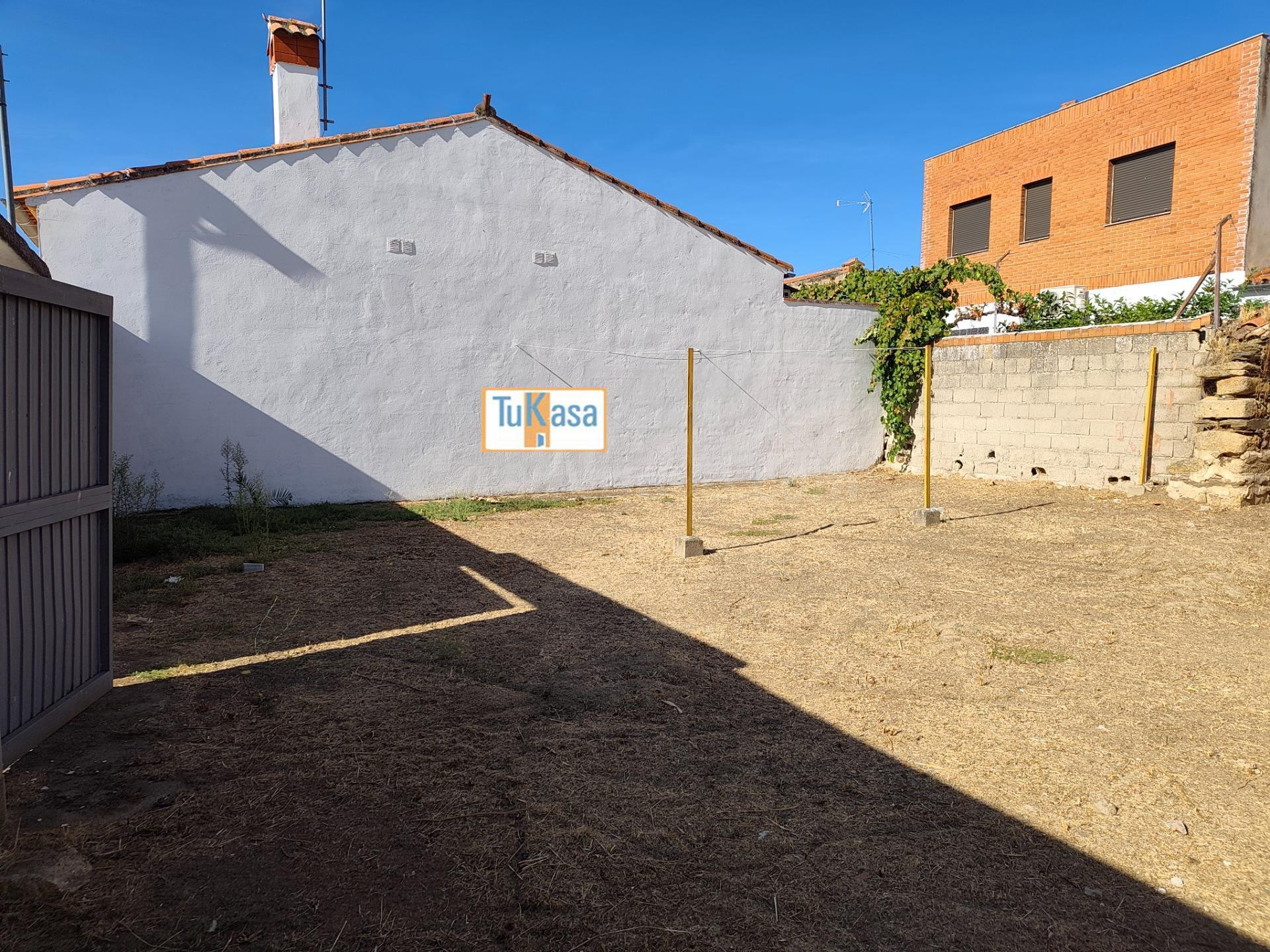 Solar Urbano con 11 metros de fachada y muy cuadrado en Torremocha, Cáceres - foto 4