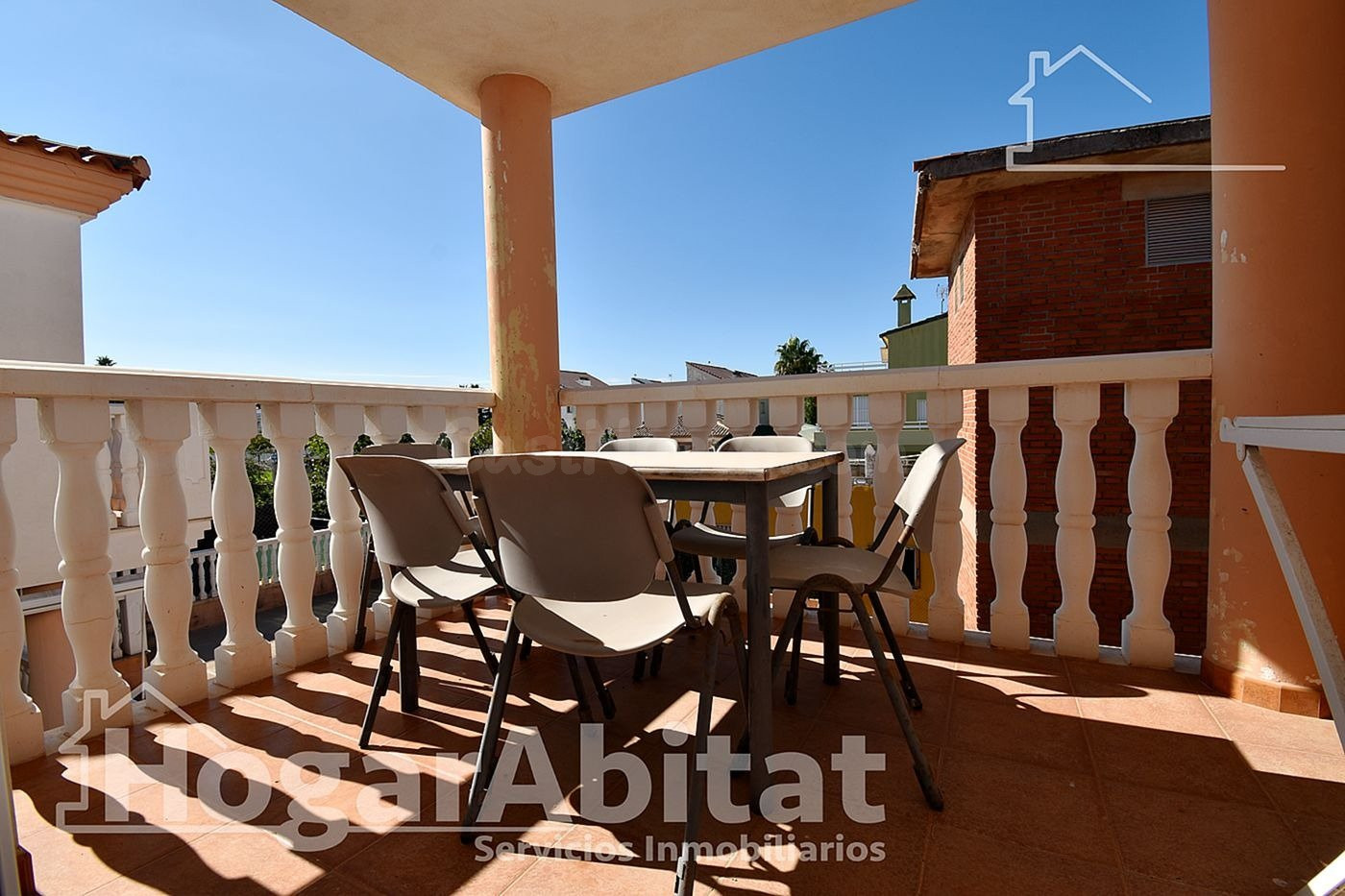 CHALET PAREADO CON TERRAZA Y GARAJE JUNTO A LA PLAYA - foto 2