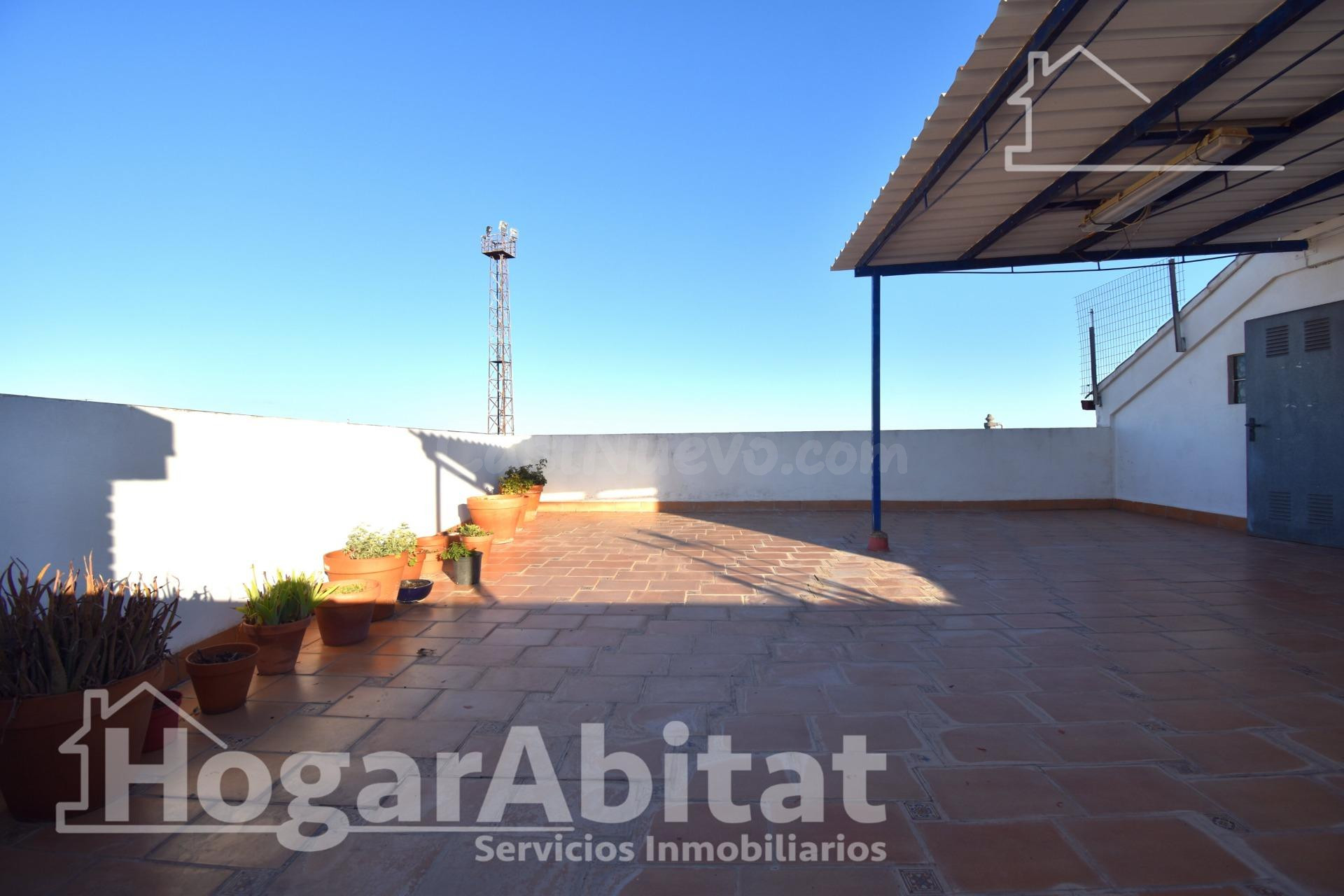 SEMINUEVO, AMPLIO Y CON TERRAZA