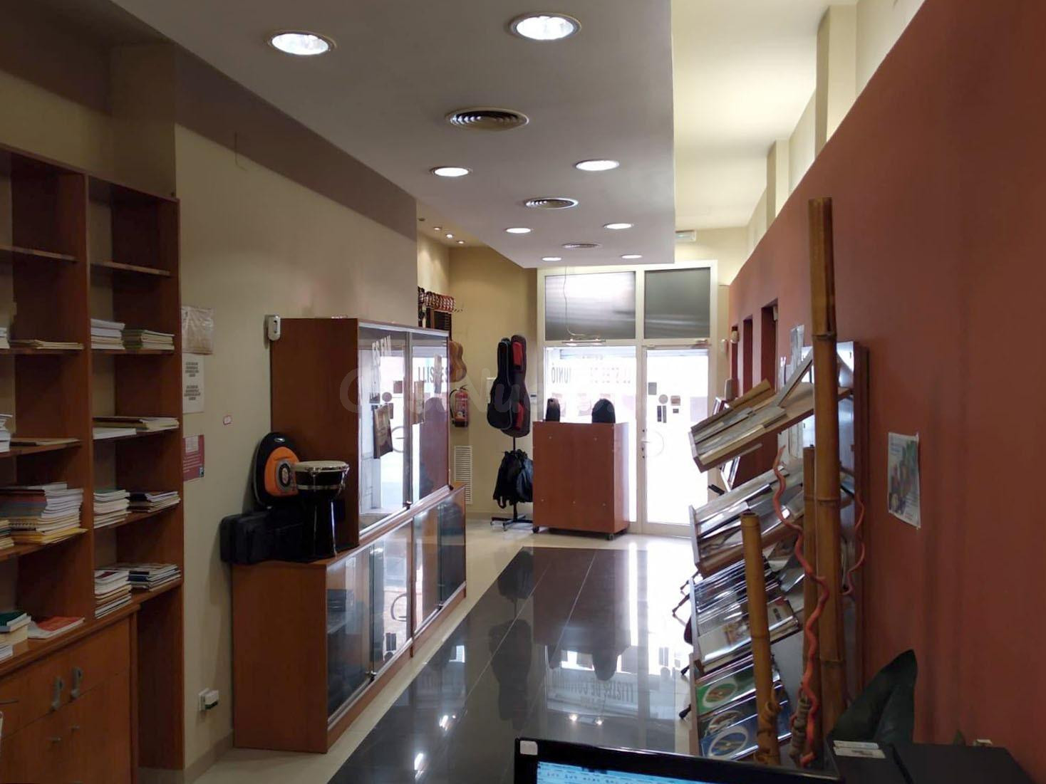 LOCAL COMERCIAL EN CALLE DE PASO OBLIGADO - foto 2