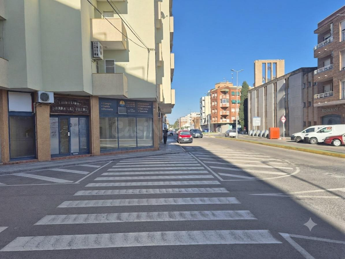 GRAN ESCAPARATE Y UBICACIÓN INMEJORABLE