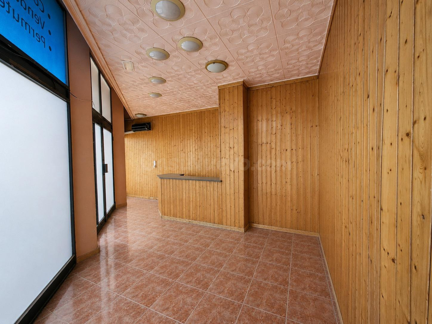 GRAN ESCAPARATE Y UBICACIÓN INMEJORABLE - foto 2
