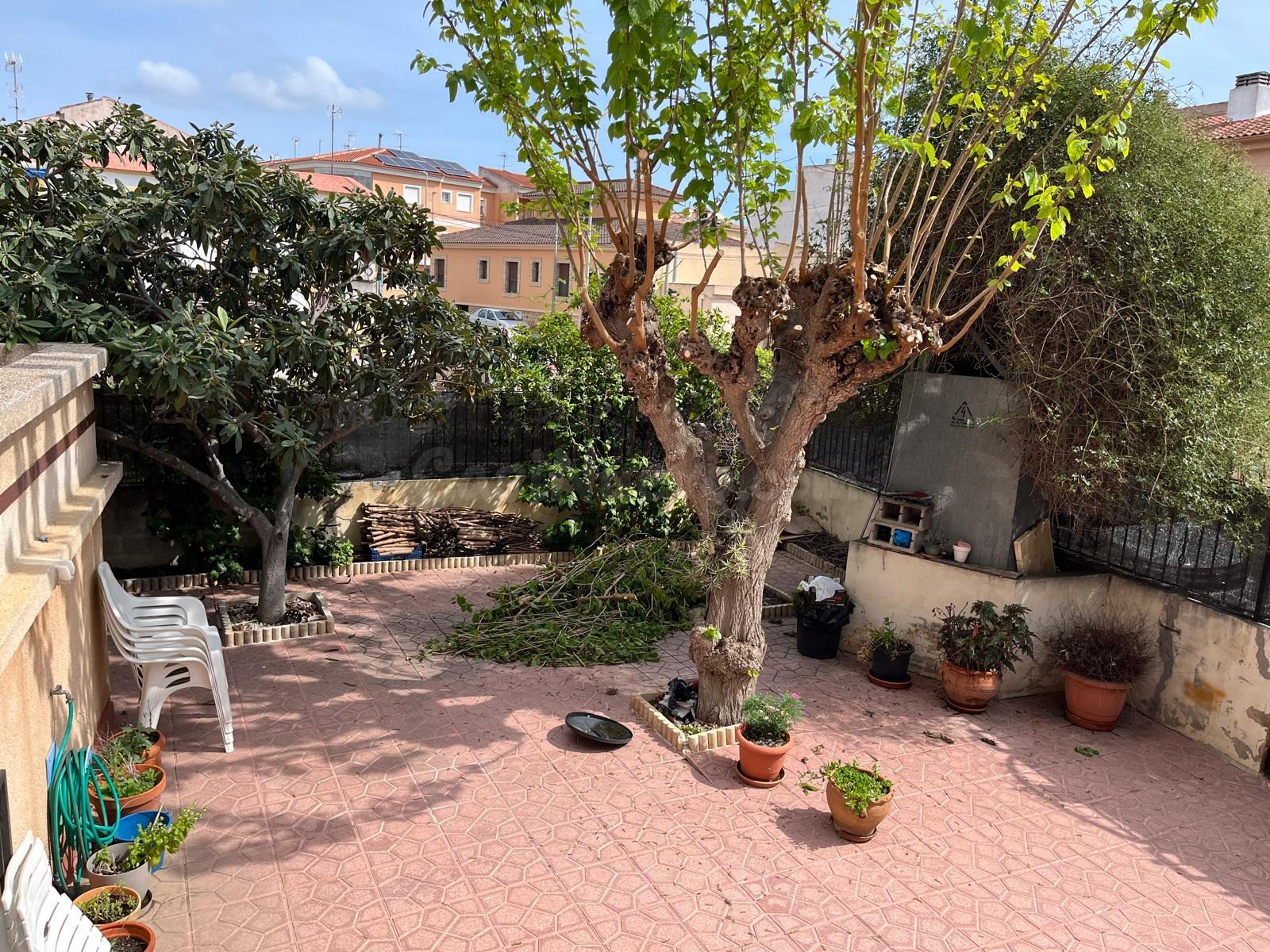 Amplio Chalet Pareado con Jardín y Energía Solar en Ubicación Privilegiada