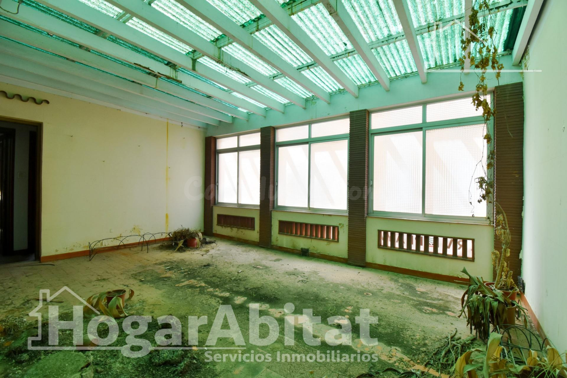 ¡EXCLUSIVA CASA EN EL CENTRO CON GRAN POTENCIAL PARA REFORMA