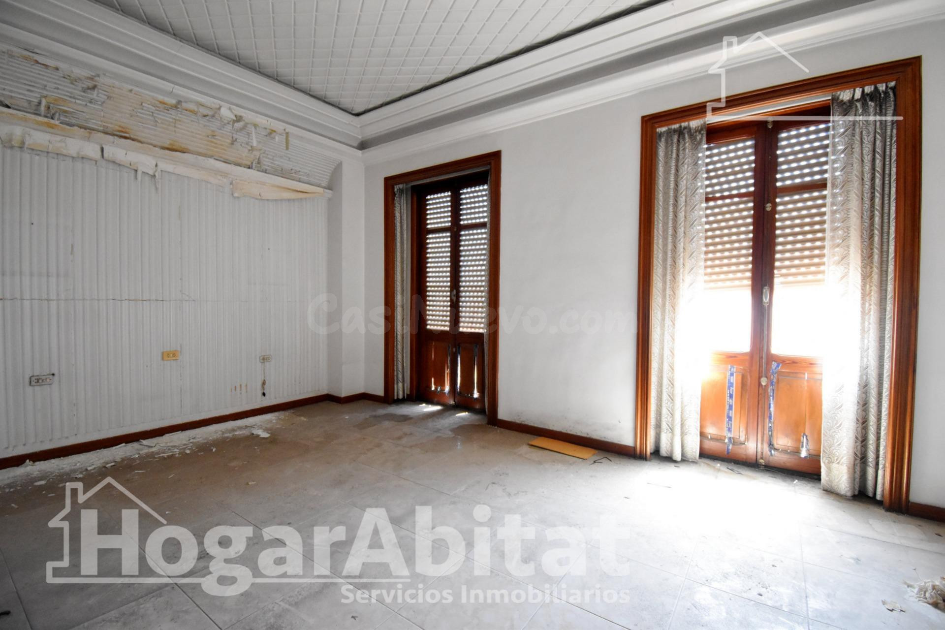 ¡EXCLUSIVA CASA EN EL CENTRO CON GRAN POTENCIAL PARA REFORMA - foto 2