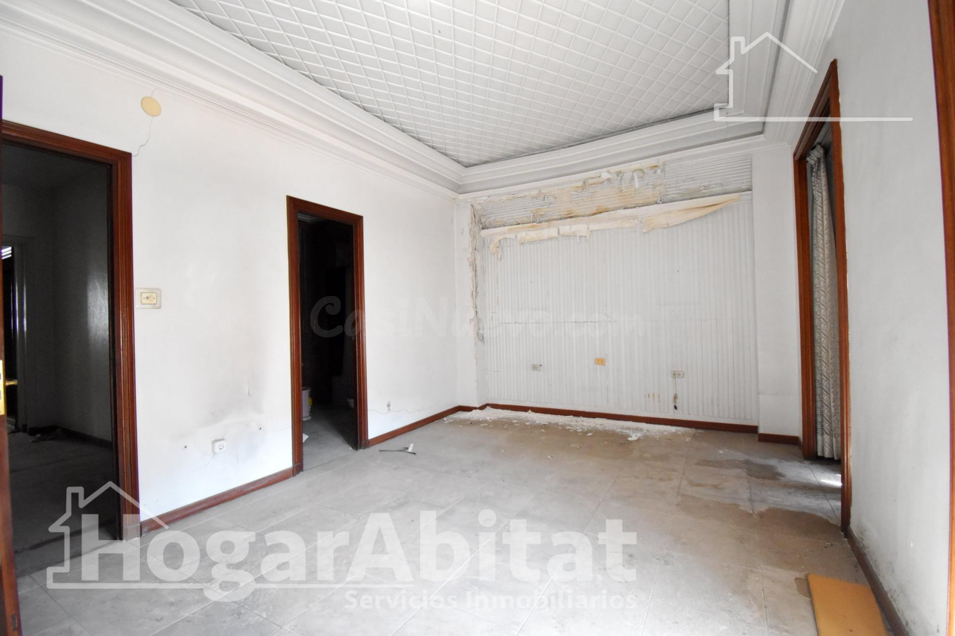 ¡EXCLUSIVA CASA EN EL CENTRO CON GRAN POTENCIAL PARA REFORMA - foto 3