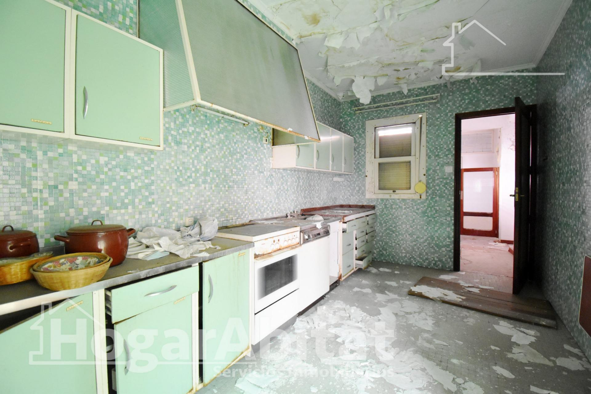 ¡EXCLUSIVA CASA EN EL CENTRO CON GRAN POTENCIAL PARA REFORMA - foto 4
