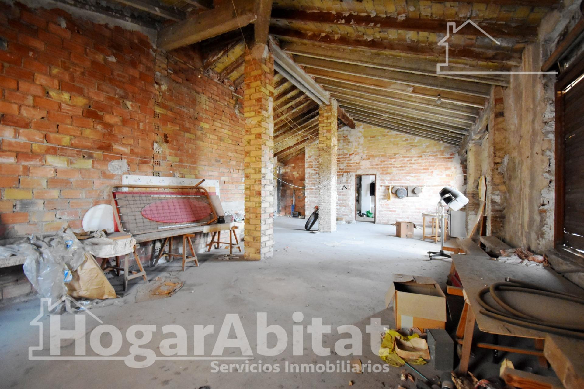 ¡EXCLUSIVA CASA EN EL CENTRO CON GRAN POTENCIAL PARA REFORMA - foto 5