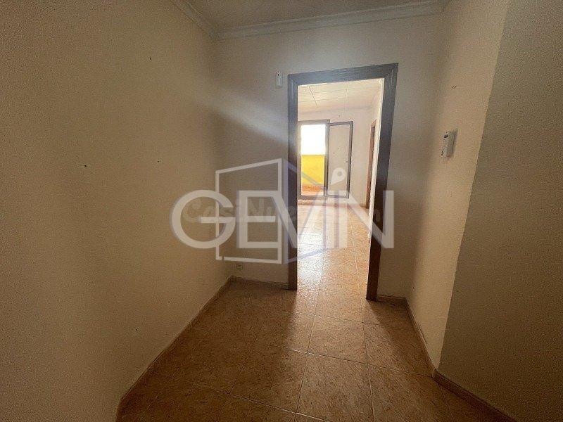 Piso 3 habitaciones, ático, con ascensor, para reformar, Zon - foto 3