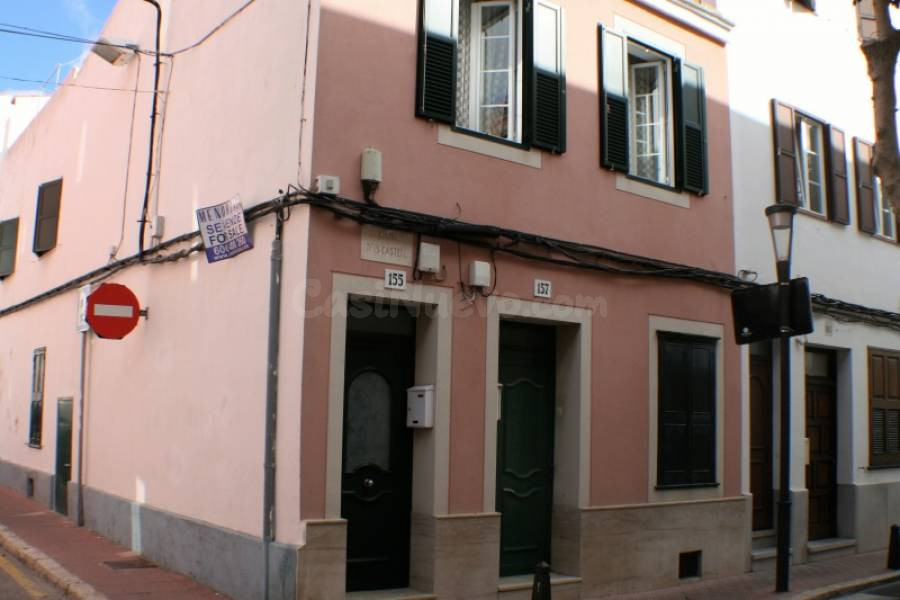 Típica casa de pueblo en Maó con garaje y derecho a vuelo.