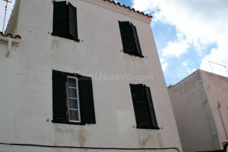 Típica casa de pueblo en Maó con garaje y derecho a vuelo. - foto 2
