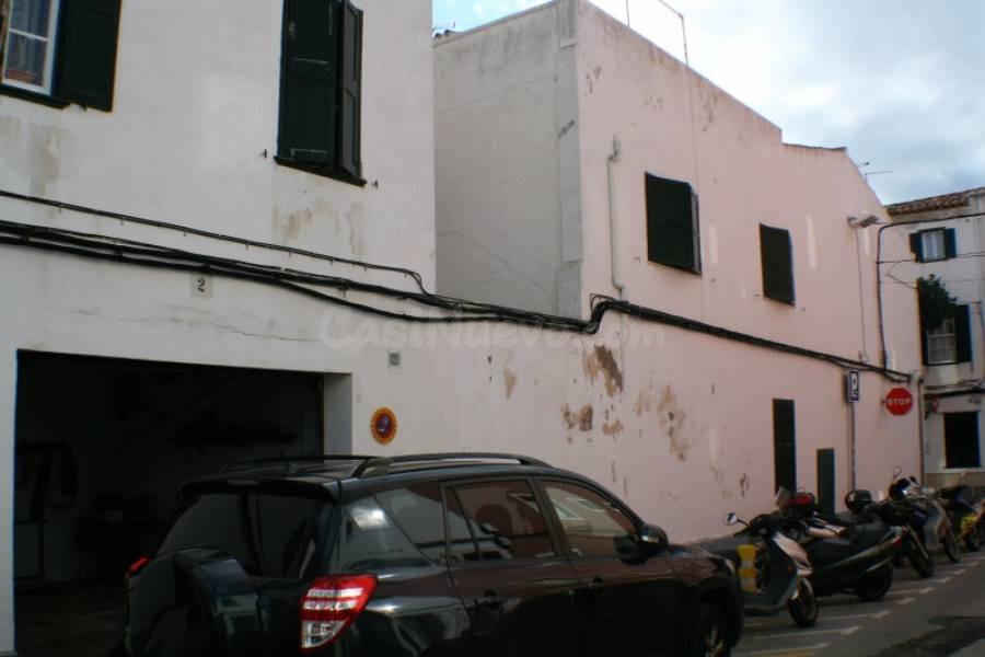 Típica casa de pueblo en Maó con garaje y derecho a vuelo. - foto 3