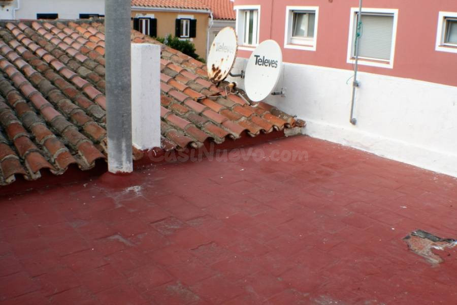 Típica casa de pueblo en Maó con garaje y derecho a vuelo. - foto 4