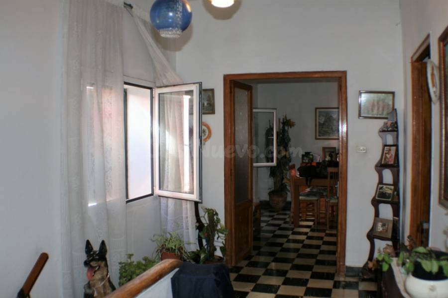 Típica casa de pueblo en Maó con garaje y derecho a vuelo. - foto 5