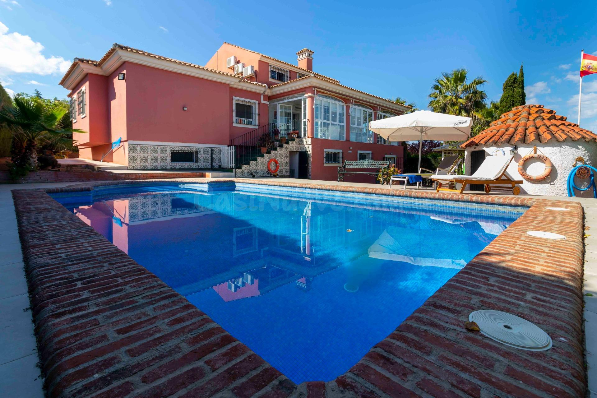PRECIOSO CHALET EN URBANIZACIÓN LAS LOMAS