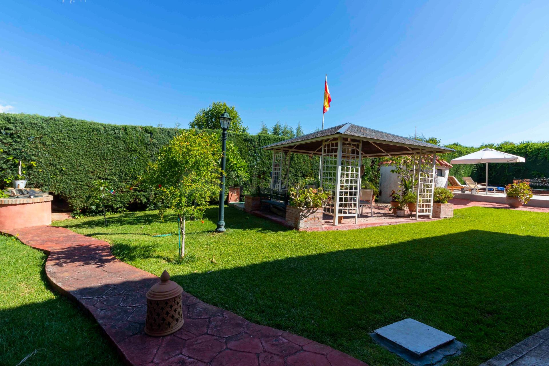 PRECIOSO CHALET EN URBANIZACIÓN LAS LOMAS - foto 3