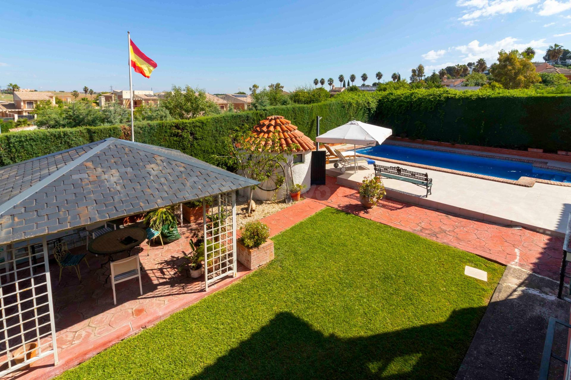 PRECIOSO CHALET EN URBANIZACIÓN LAS LOMAS - foto 4