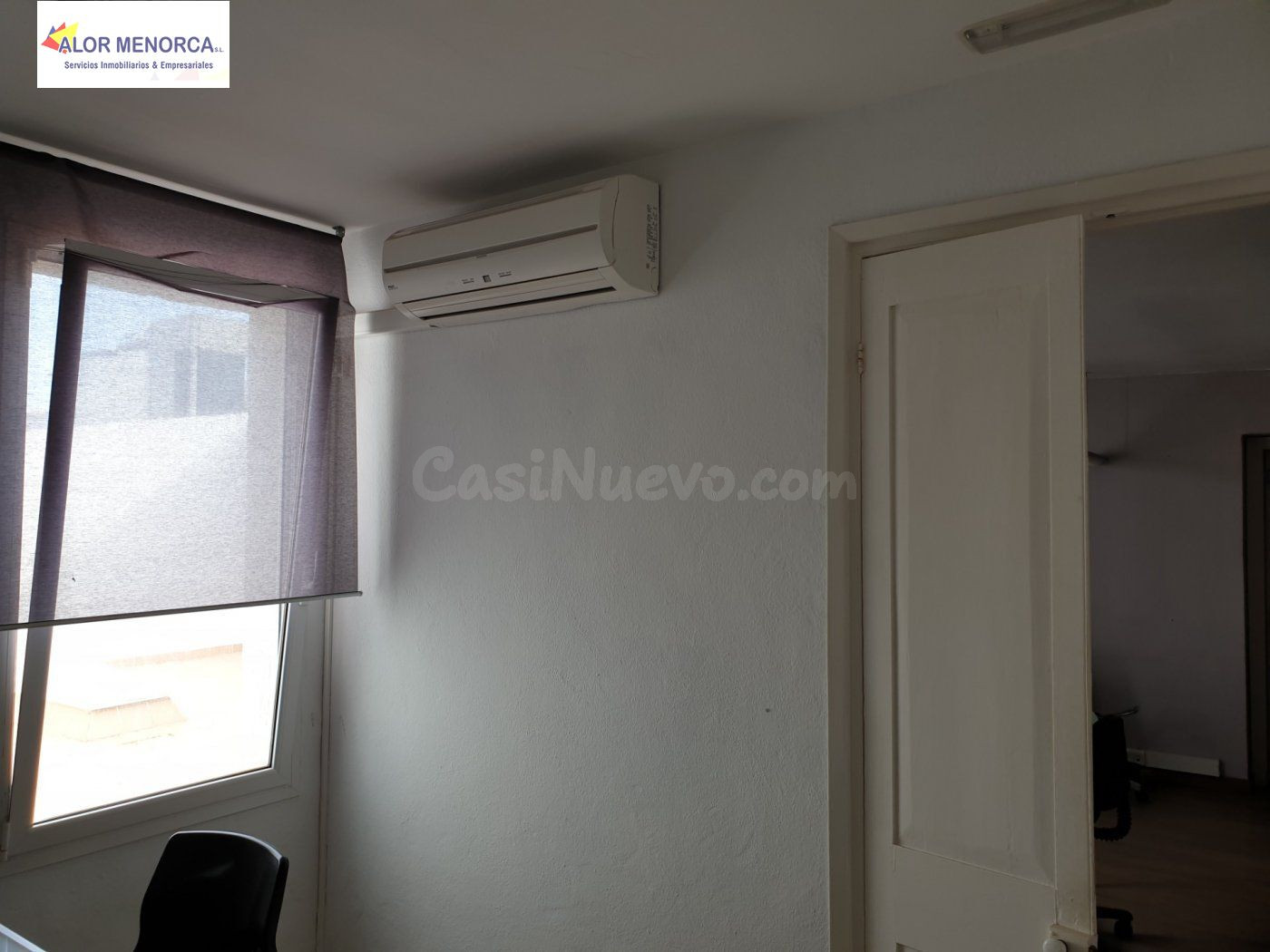 Despacho profesional en edificio centro de Mahón - foto 4