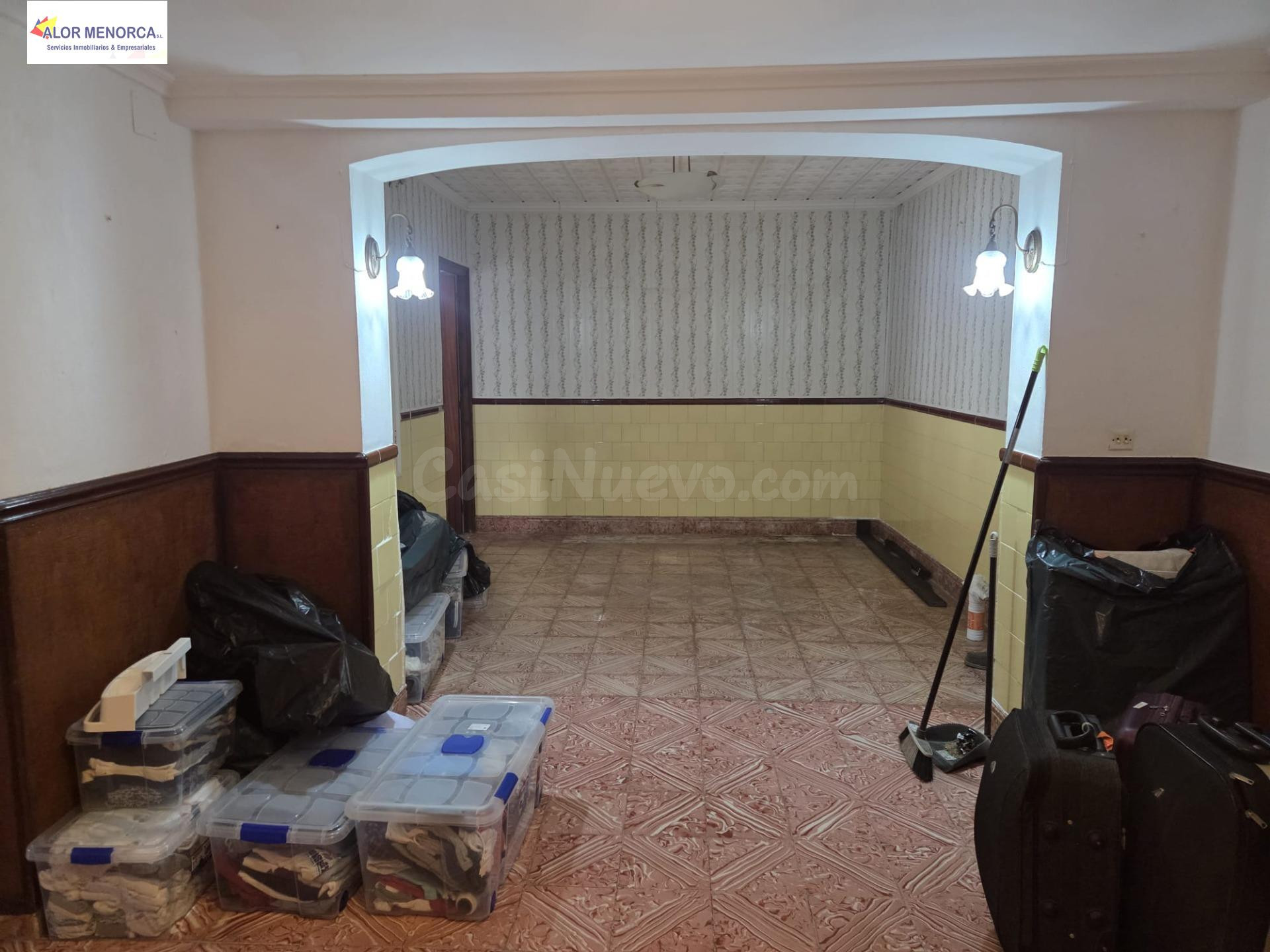 SE VENDE CASA ENTRE MEDIANERAS EN ES CASTELL - foto 2