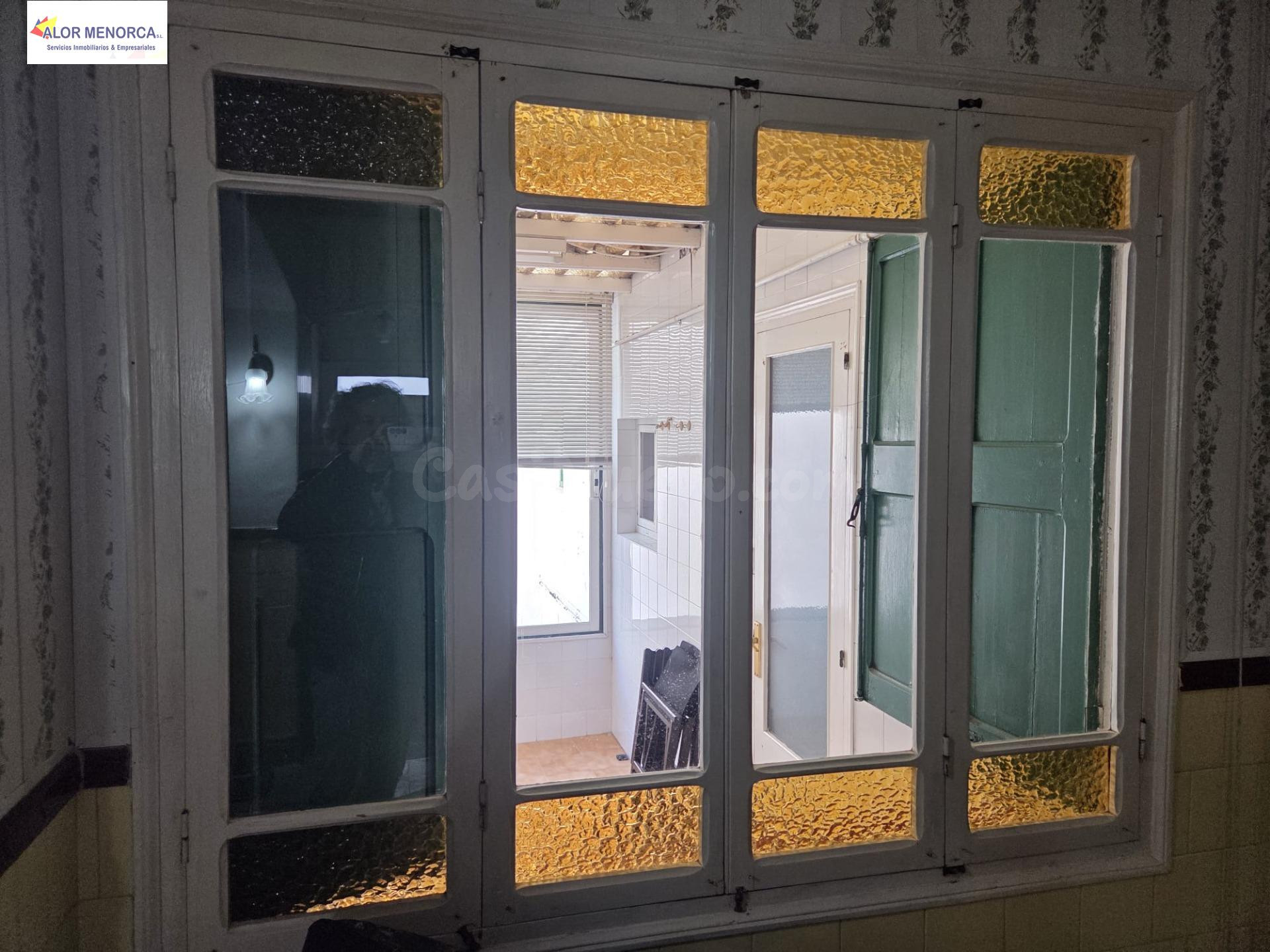 SE VENDE CASA ENTRE MEDIANERAS EN ES CASTELL - foto 3
