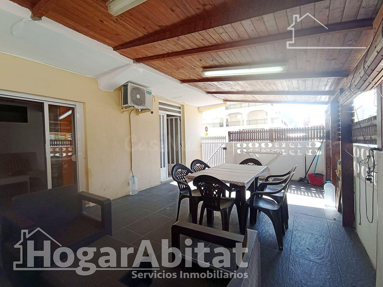 REFORMADO, ACOGEDOR CON TERRAZA EN PRIMERA LÍNEA DE PLAYA - foto 3