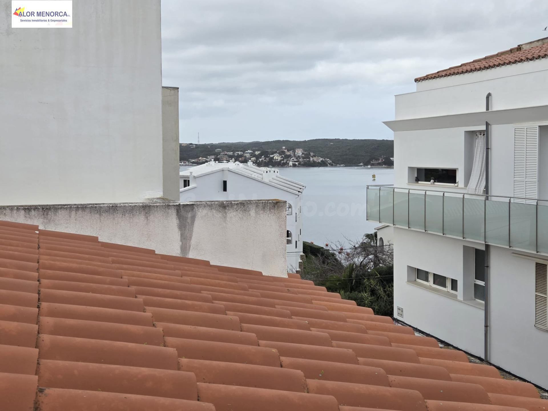 SE VENDE CASA UNIFAMILIAR CON GARAJE Y JARDÍN