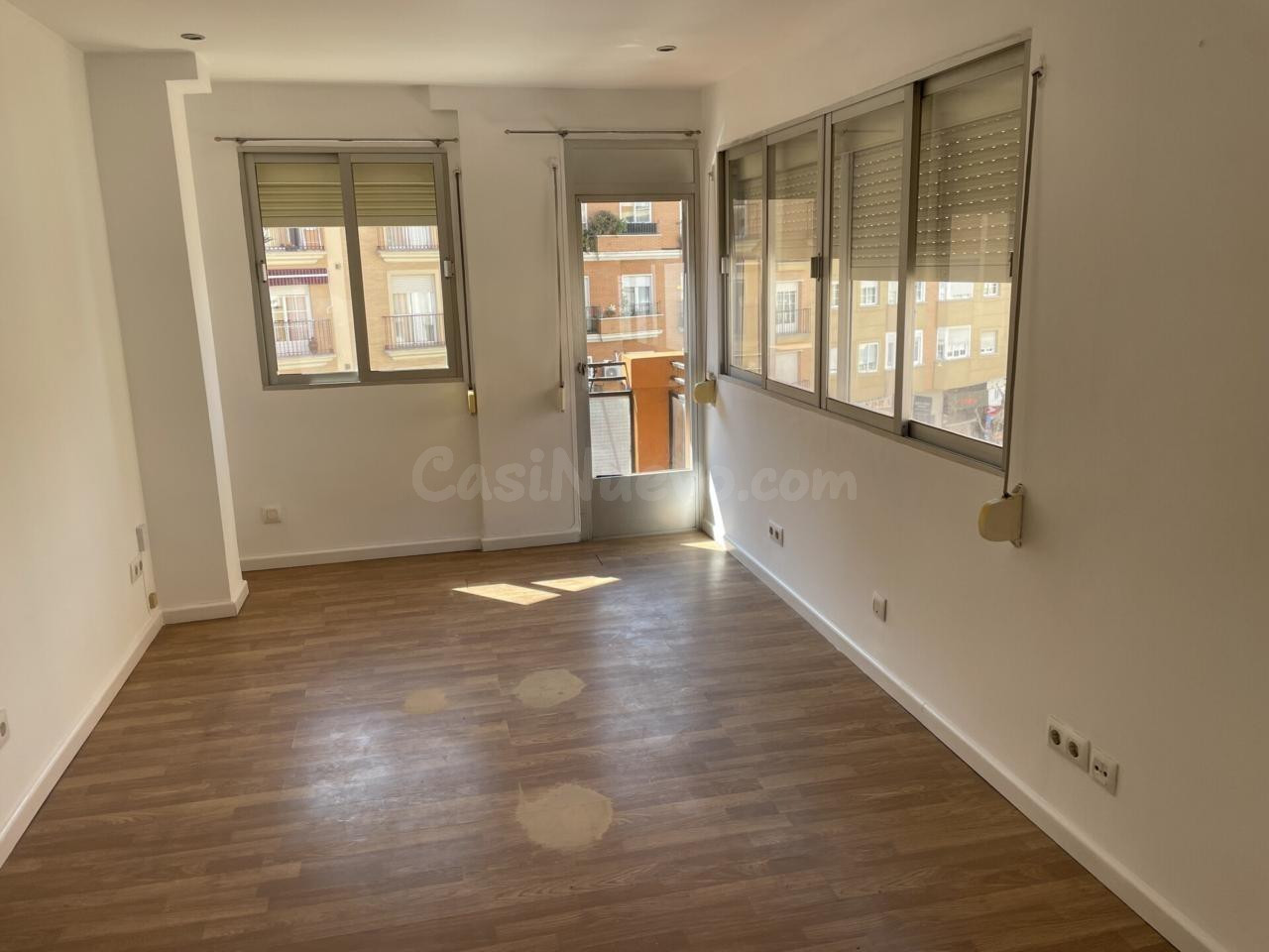 Se vende piso en plena Avenida Ricardo Carapeto de tres dormitorios y cuarto de baño