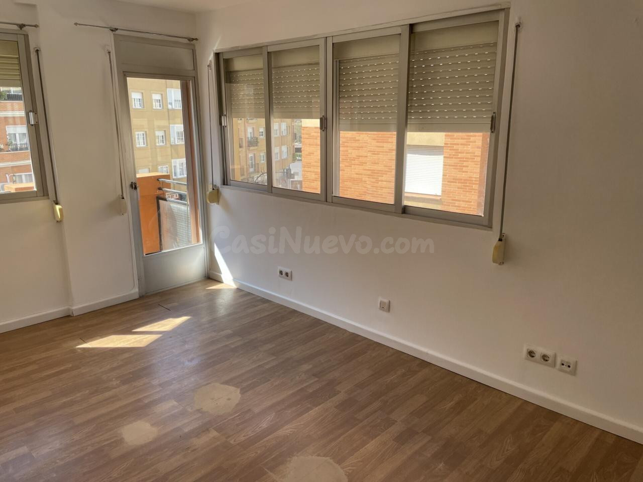 Se vende piso en plena Avenida Ricardo Carapeto de tres dormitorios y cuarto de baño - foto 2