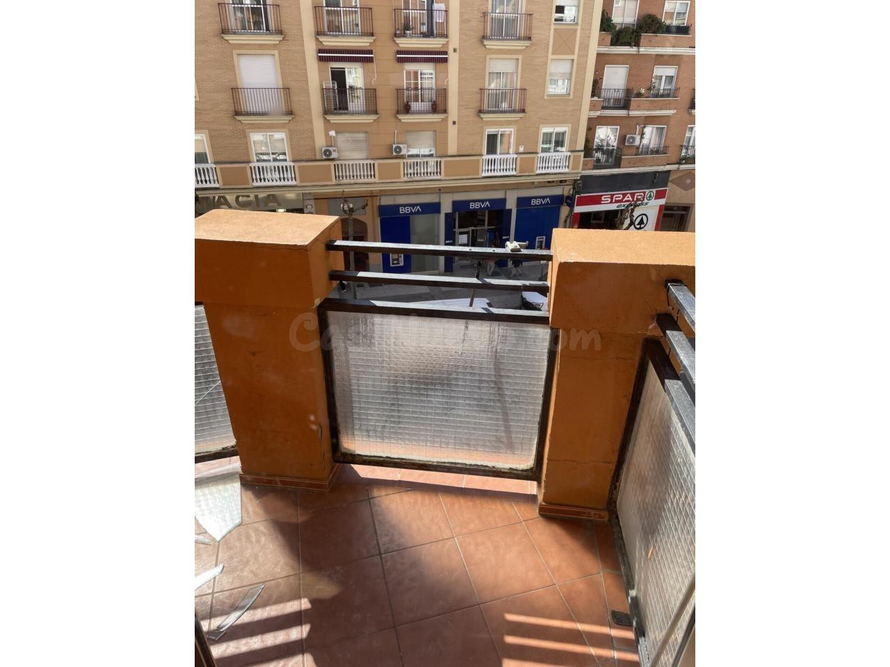 Se vende piso en plena Avenida Ricardo Carapeto de tres dormitorios y cuarto de baño - foto 3