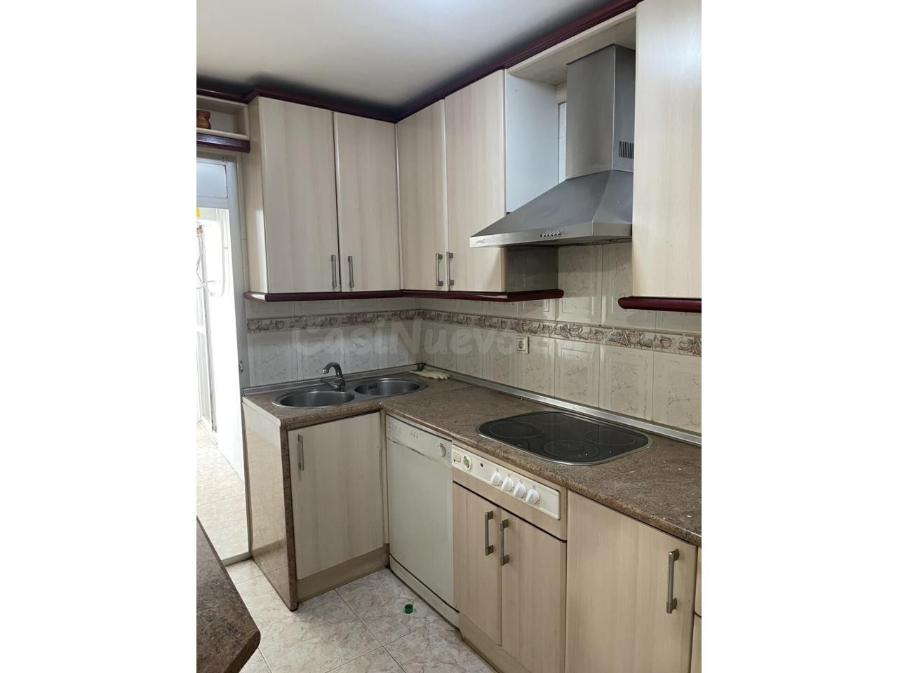 Se vende piso en plena Avenida Ricardo Carapeto de tres dormitorios y cuarto de baño - foto 5