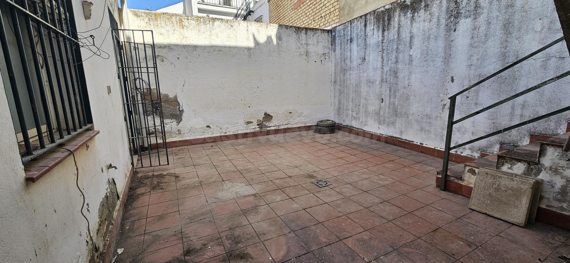CASA PLANTA BAJA PARA REFORMA INTEGRAL O  DEMOLICIÓN - foto 3