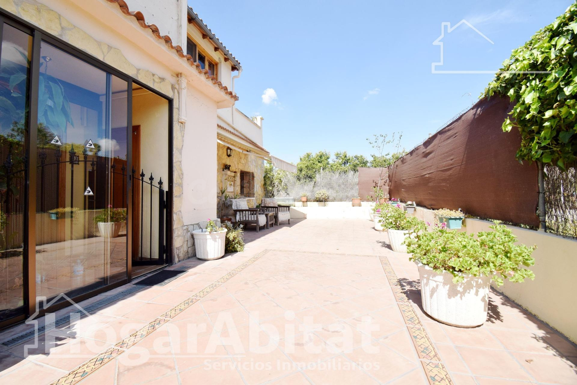 CHALET SEMINUEVO CON PISCINA, GARAJE, JARDIN Y TERRAZA - foto 3