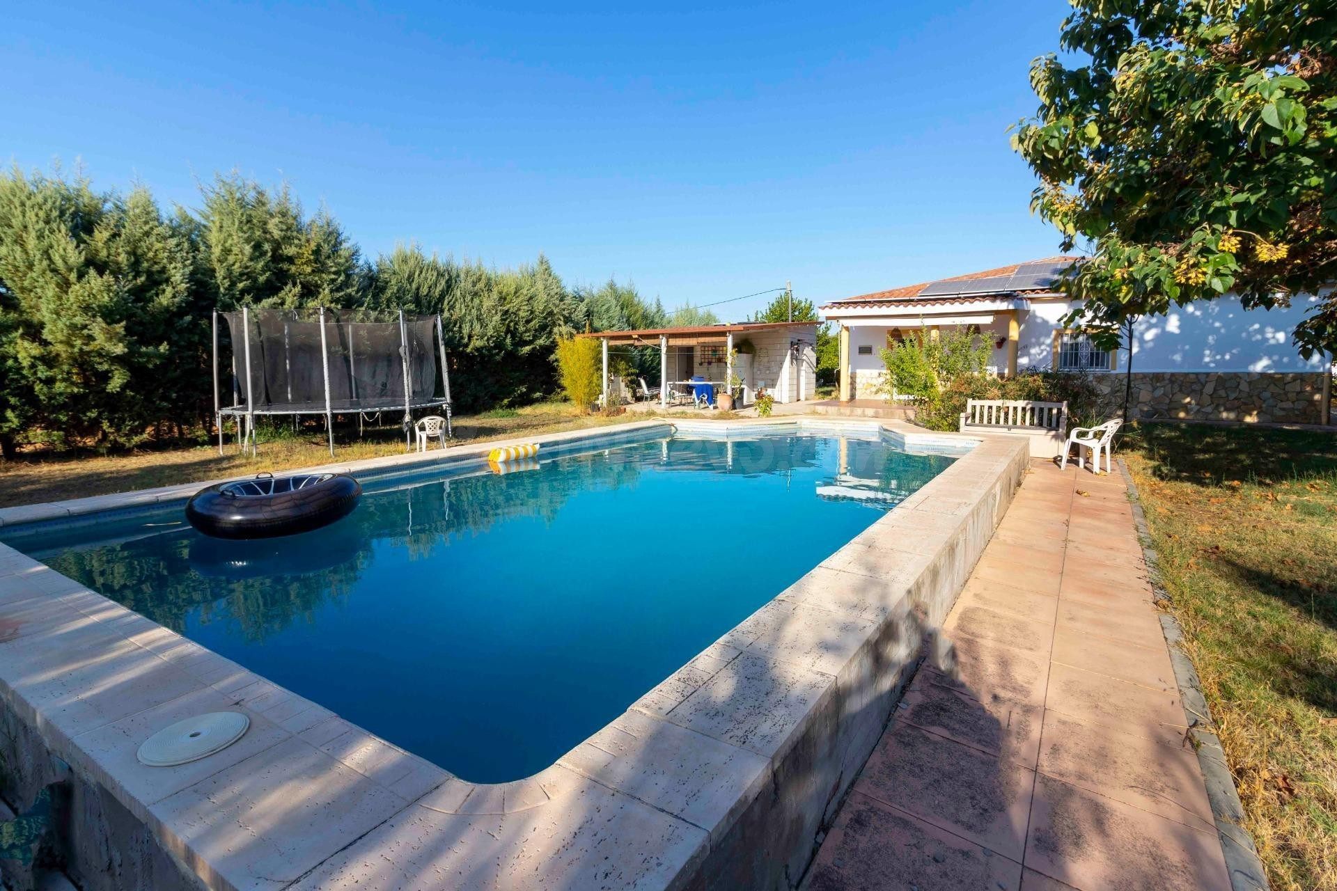 PARCELA CON VIVIENDA PARA ENTRAR A VIVIR Y PISCINA EN LA DEHESA DE CALAMON
