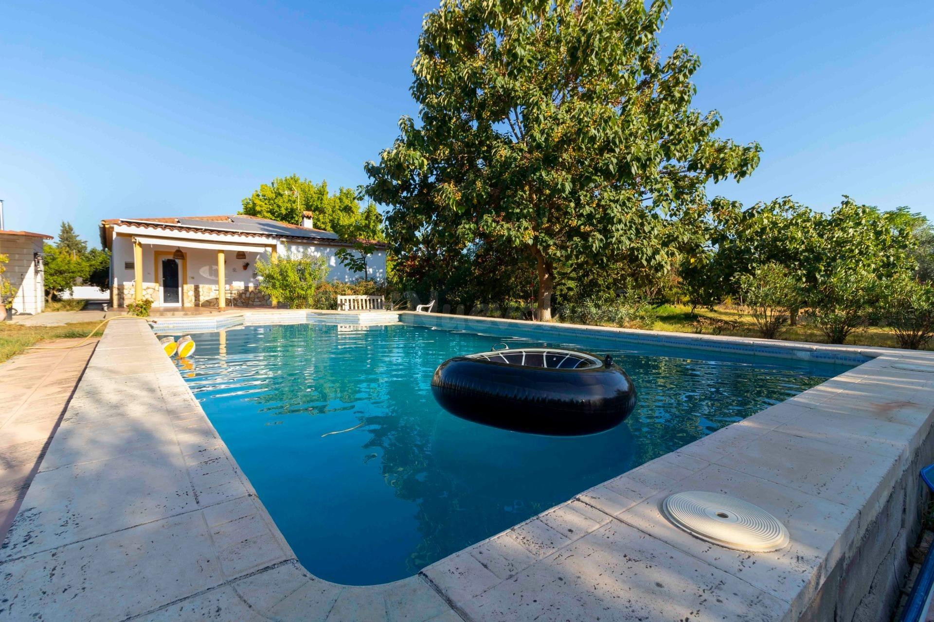 PARCELA CON VIVIENDA PARA ENTRAR A VIVIR Y PISCINA EN LA DEHESA DE CALAMON - foto 2