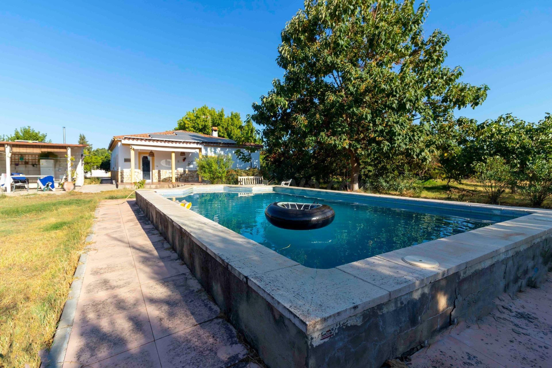 PARCELA CON VIVIENDA PARA ENTRAR A VIVIR Y PISCINA EN LA DEHESA DE CALAMON - foto 3